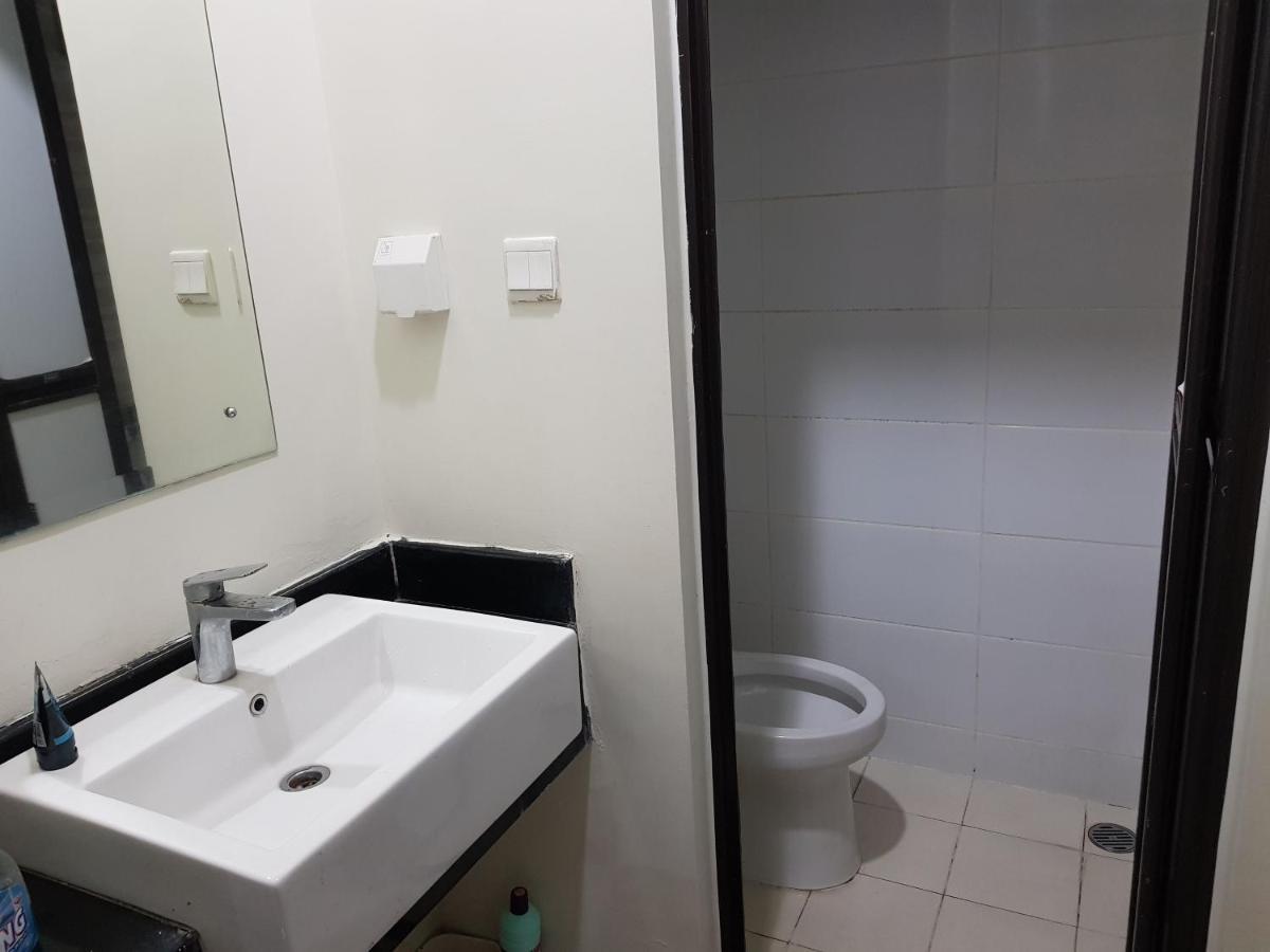 Aloha Guest House - 1 Male Only Tangerang Exterior photo